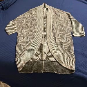 Aeropostale women’s sweater dark gray and white